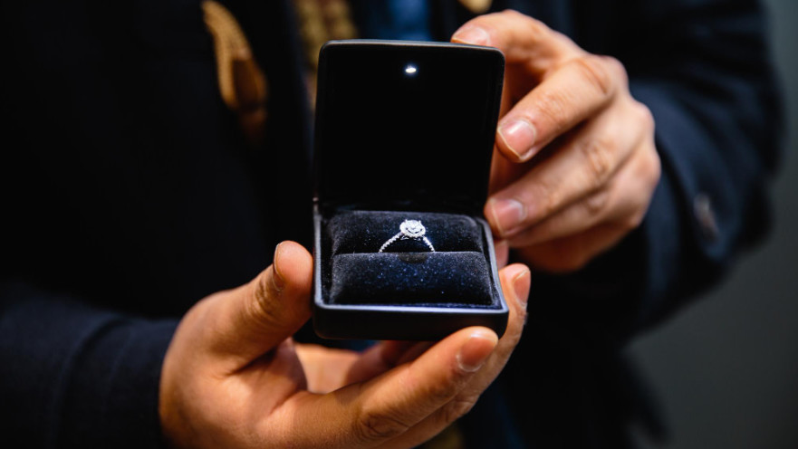 כך תבחרו את הטבעת המושלמת: המדריך לגבר לבחירת טבעת אירוסין לשנת 2025