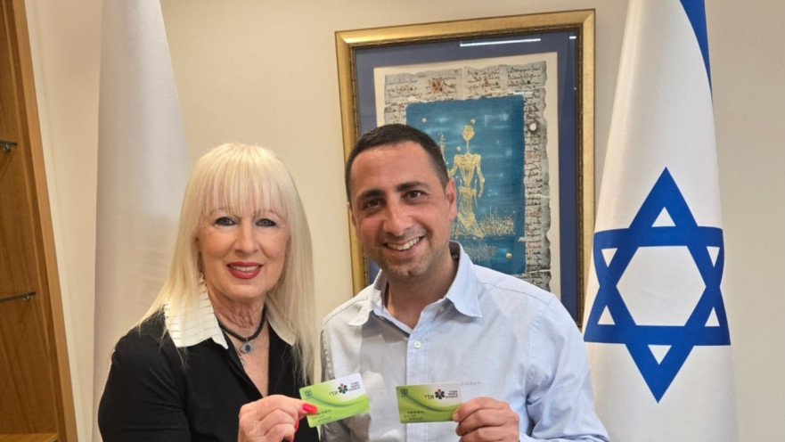 דודו בצלאל ודבורה שרר עם כרטיס אדי