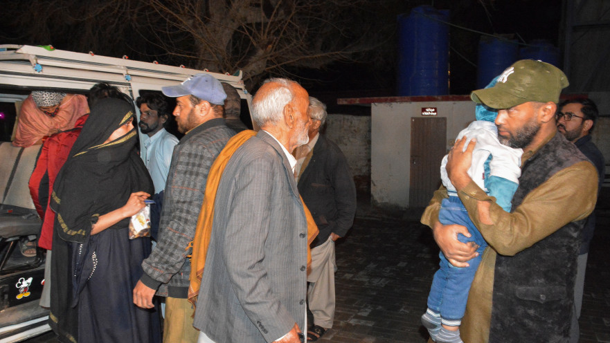 נוסעים שחולצו מהרכבת בפקיסטן