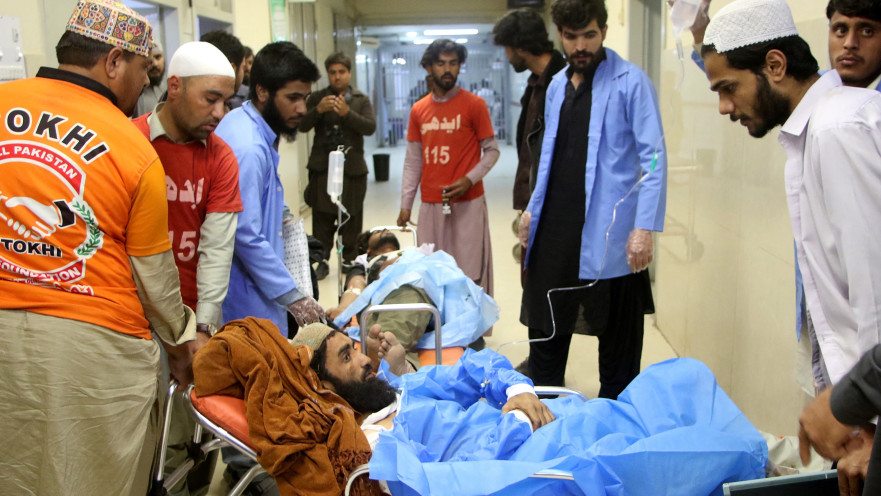 פצועים שחולצו מהרכבת בפקיסטן