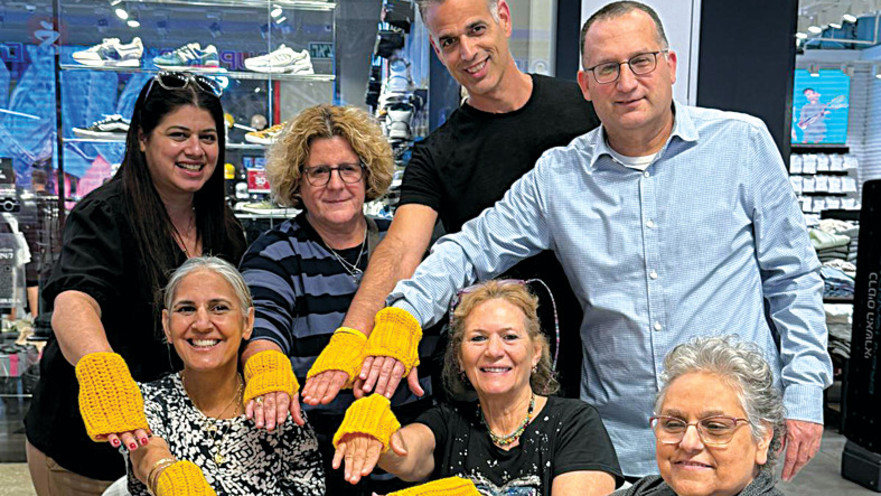 קוניק וניב עם תושבות העיר ביום המעשים הטובים בקניון