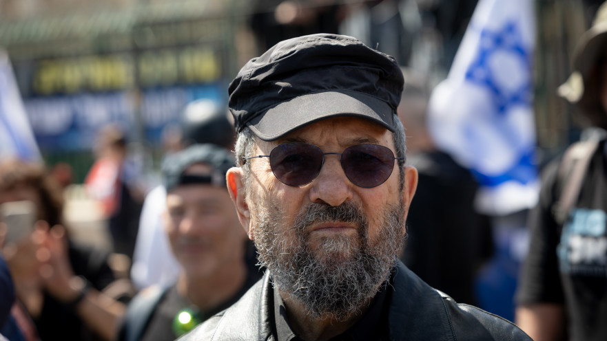 אהוד ברק במחאה נגד פיטורי ראש השבכ רונן בר 