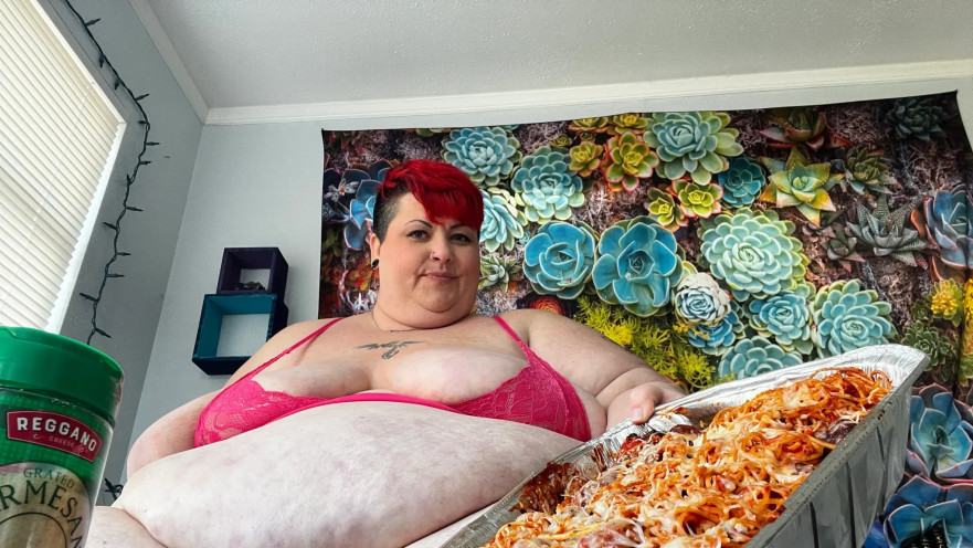 רינאי סטאר, עובדת בתור דוגמנית פטיש, ממלאת פנטזיות של גברים