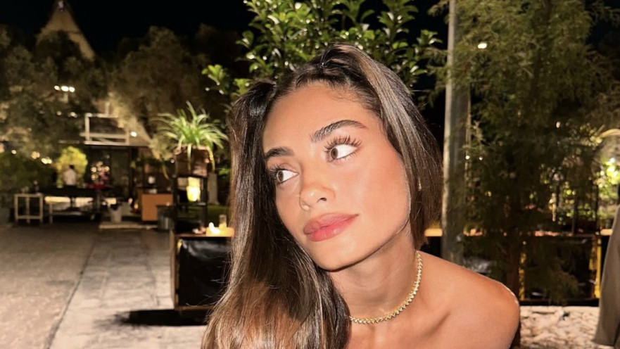 שחר חיון עם הקלאץ מוזהב של נועם חזן