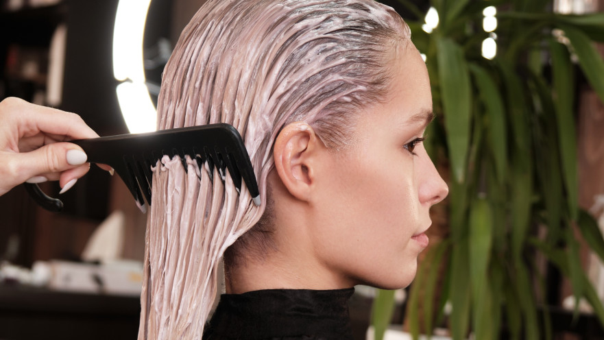 אישה צובעת את השיער במספרה