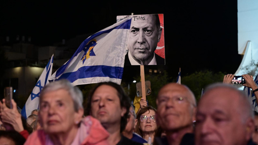 המונים מוחים נגד פיטורי ראש השב"כ רונן בר בתל אביב