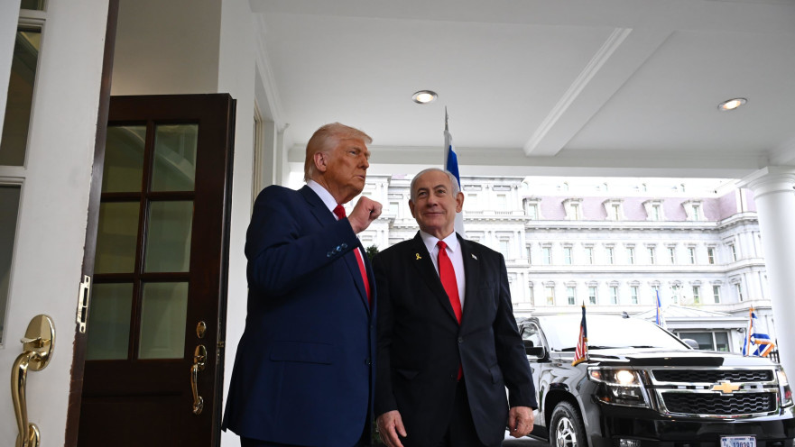 דונלד טראמפ מקבל את פניו של בנימין נתניהו