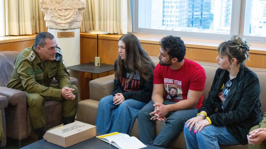 פגישת הרמטכ"ל עם שורדת השבי נעמה לוי