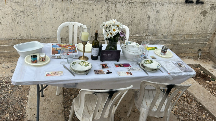 שולחן ליל הסדר ליד קברה של שני גבאי