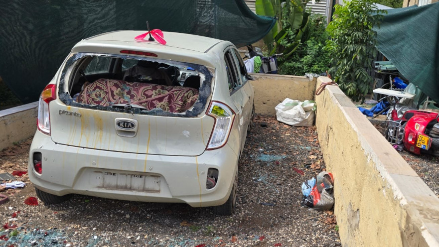 רכבם של החשודים בתקיפת כלב ובעליו בפתח תקווה