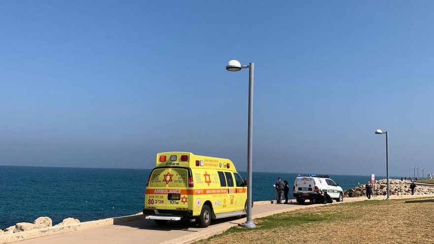 ניידת משטרה ואמבולנס