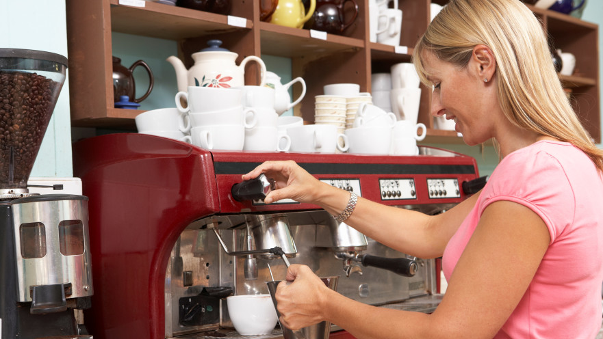 אישה מכינה קפה