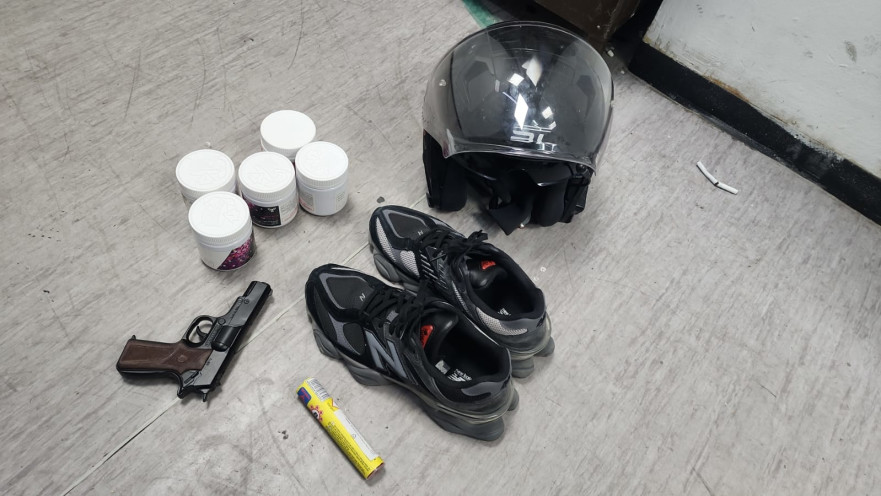 האקדח הדמה והממצאים