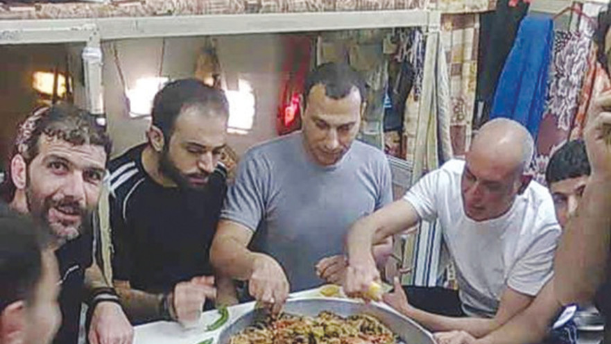 אסירים ביטחוניים חוגגים בכלא