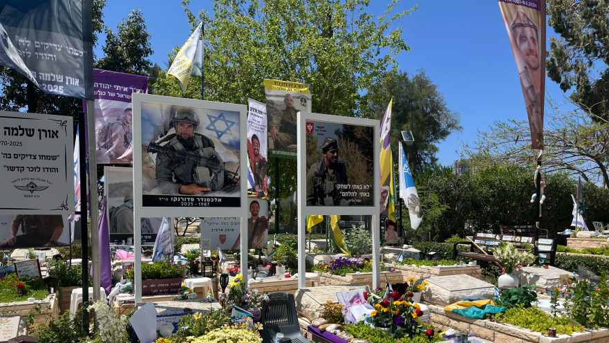 חלקת השבעה באוקטובר בבית הקברות בחולון: "לא באתי לשחק, באתי להילחם"