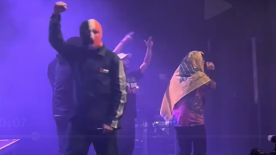 אחד מחברי הלהקה עטוף בדגל חיזבאללה