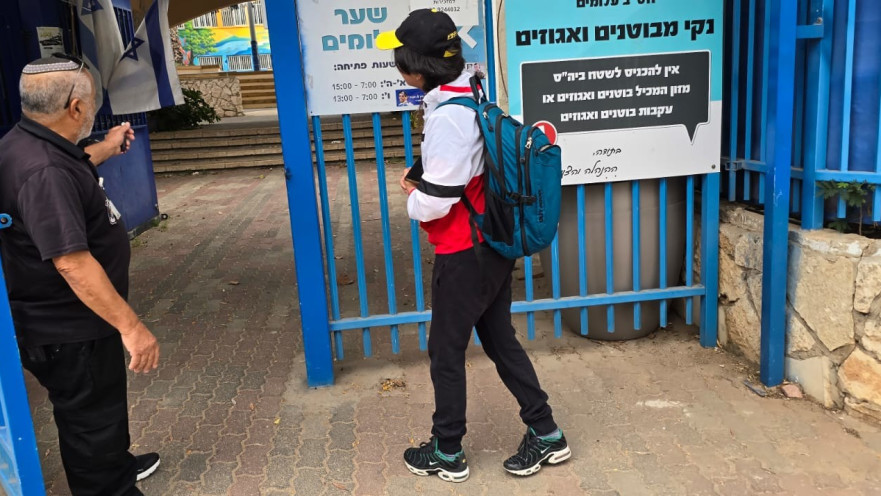 מורים ותלמידים מתחילים להגיע לבתי הספר