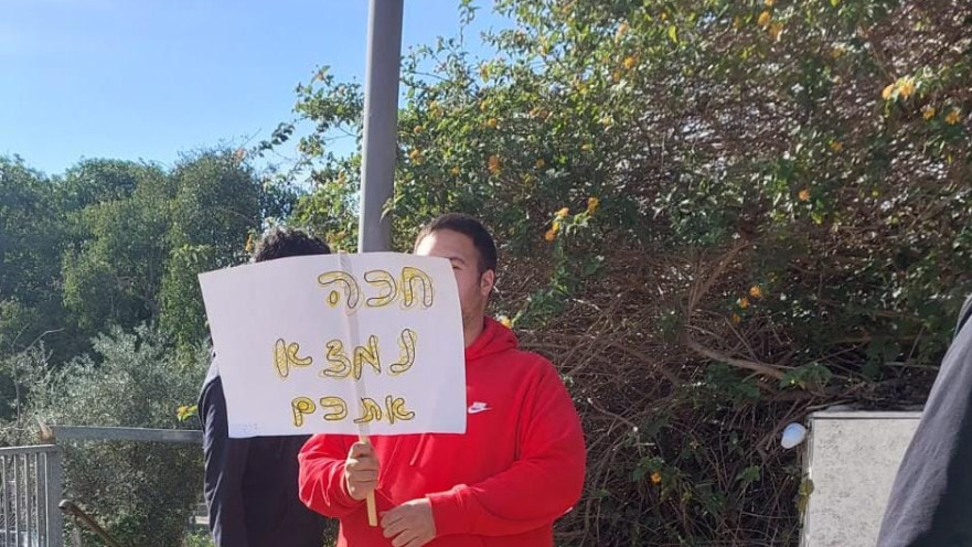 שלטים למען החטופים שנוצרו עלי ידי משתתפי עמותת אלאור