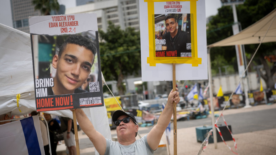 ישראלים מחכים לשחרור עידן אלכסנדר בכיכר החטופים