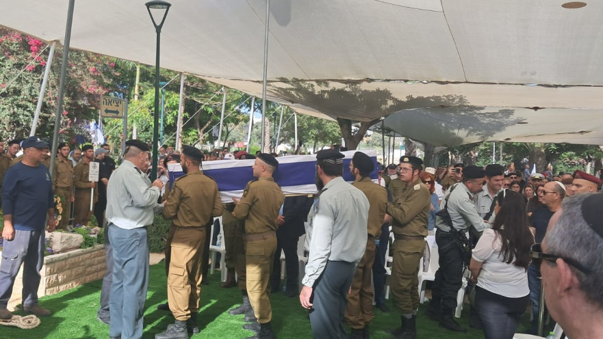 ארונו של רס"ל צביקה פלדמן ז"ל בבית העלמין הצבאי בחולון