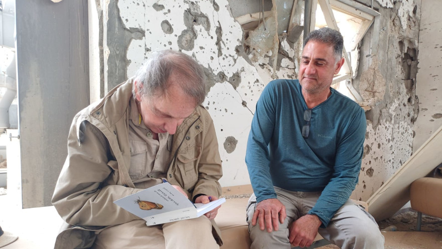 הסופר מישל וולבק בביקור בבארי יחד עם רוני ברוך שבנו עידן ז"ל נרצח בטבח ובנו סהר ז"ל נחטף ונרצח בשבי