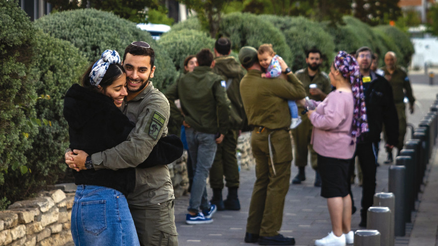 לוחמי מילואים נפרדים מבני משפחותיהם 