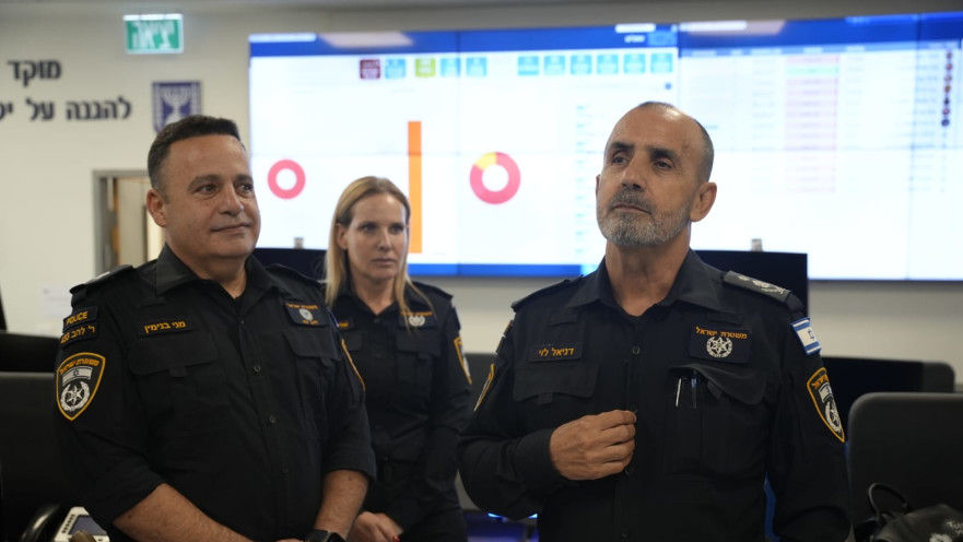 המפכ"ל דני לוי לצד ניצב מני בנימין ראש 433 