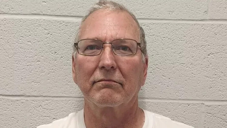 כריסטופר דייוויס, מואשם ב-92 אישומים של תקיפה מינית ואונס