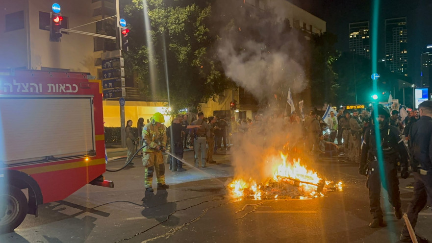 מדורות על הכביש במחאה בתל אביב בערב מינוי דוד זיני לראש השב"כ