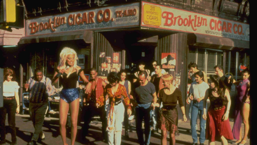 מוציאים עשן