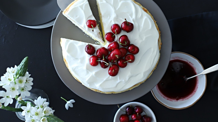 עוגת גבינה עם דובדבנים