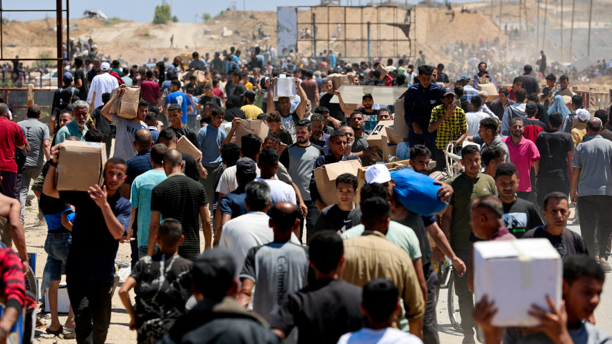 פלסטינים סוחבים סיוע הומניטרי בעזה