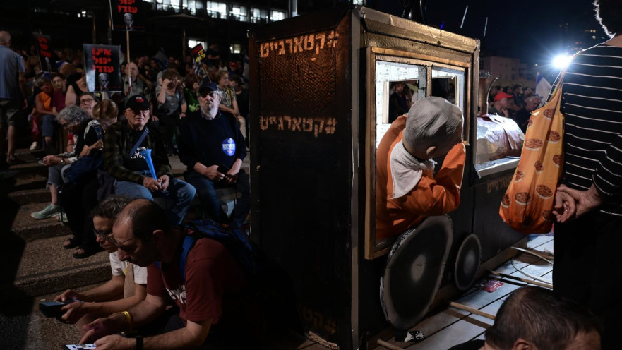 מיצג מחאה בהפגנה נגד הממשלה בכיכר רבין