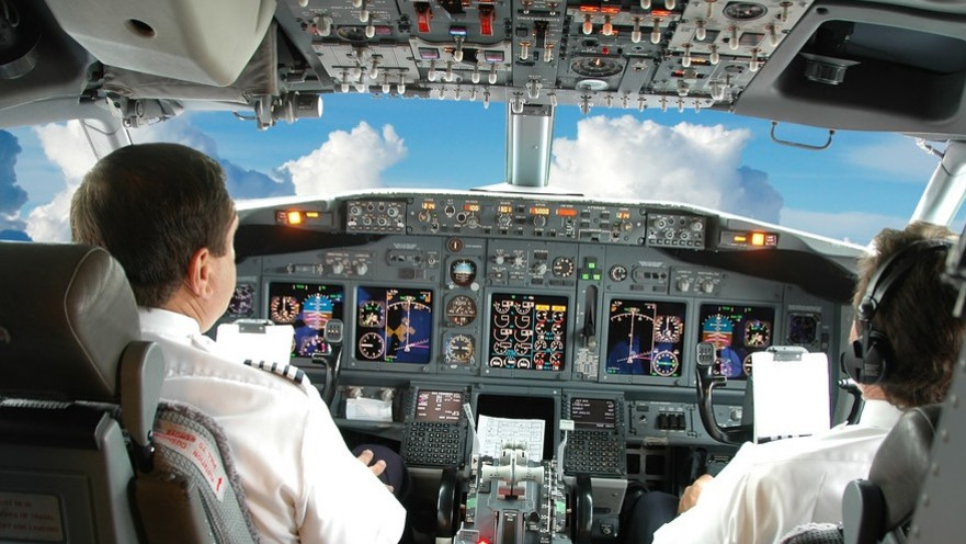 טייסים בתוך הקוקפיט