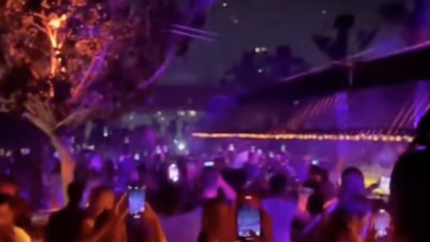 צעירים מצלמים את הטילים בלבנון מעל לבנון בזמן מסיבה