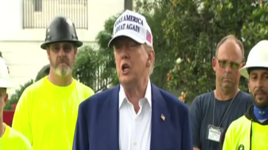 דונלד טראמפ מדבר על המצב באיראן ליד התרנים שהוקמו