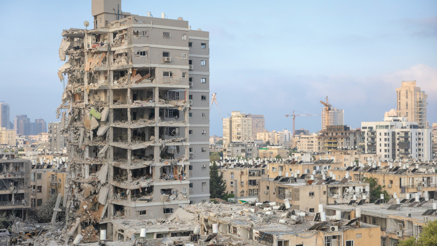 פגיעת הטיל בבניין בבת ים