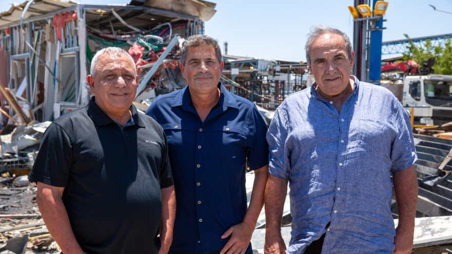 משה קפלינסקי, יו"ר בזן. אסף אלמגור, מנכ"ל בזן. חבר הכנסת גדי אינזקוט