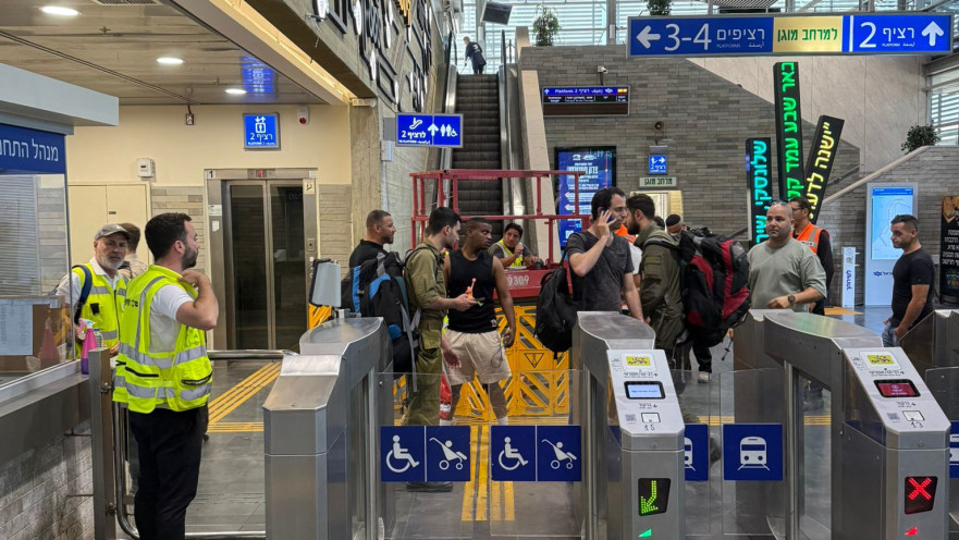 נוסעים ראשונים לאחר שהתחנה בבאר שבע הוחזרה לפעילות