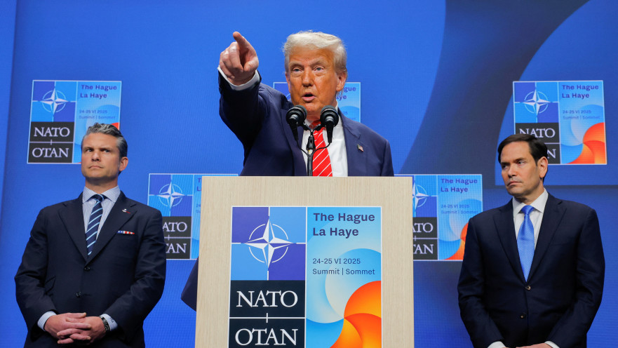 דונלד טראמפ, מרקו רוביו (מימין) ופיט הגסת' (משמאל)