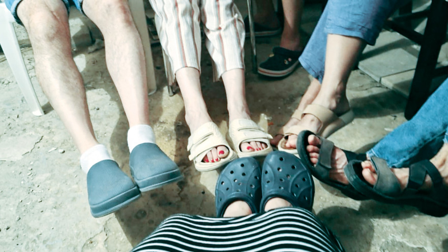 קולקציית נעליים במקלט