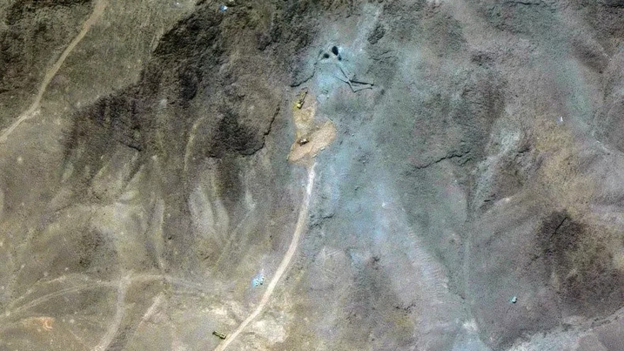 תמונת לוויין המציגה את פתחי המנהרה המלאים בעפר בפורדו, שככל הנראה נאטמו לפני התקיפה