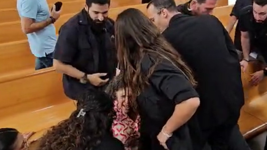 הורים שכולים מפונים בכוח מהדיון בבג"ץ ראש השב"כ