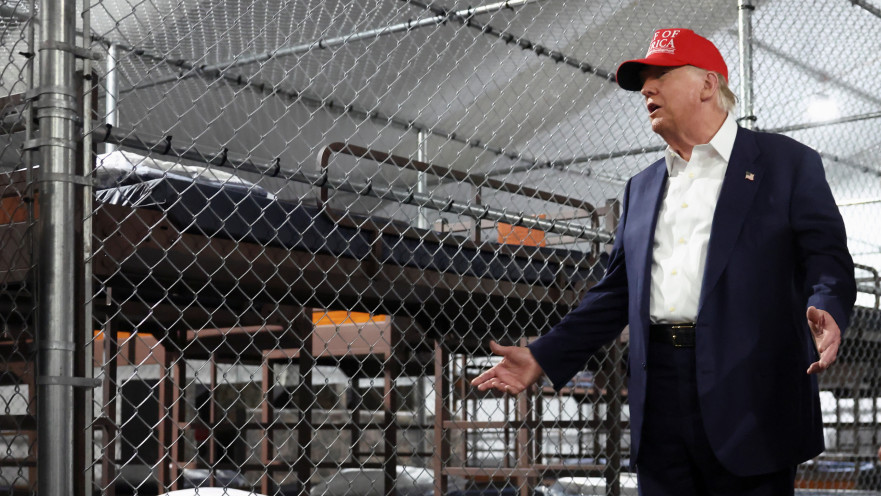דונלד טראמפ מבקר ב"Alligator Alcatraz" בפלורידה