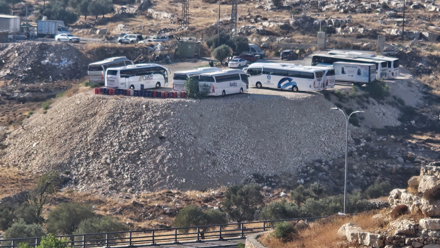 חניון האוטובוסים הפיראטי ששולט על מחלף בן ציון נתניהו