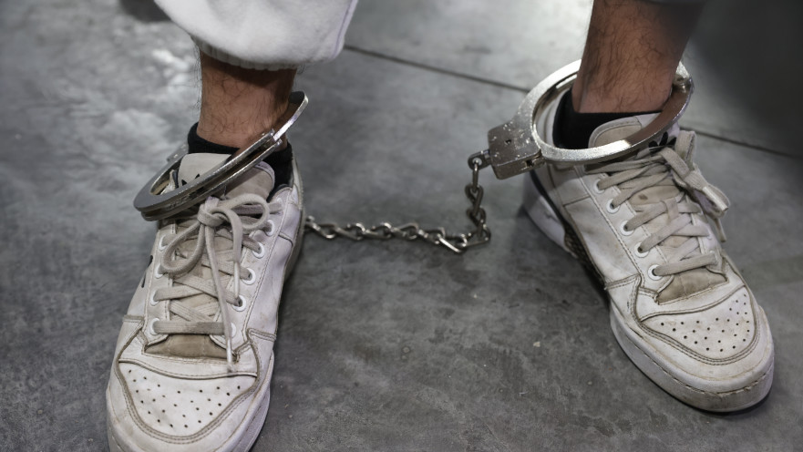 אזיקים, עצור