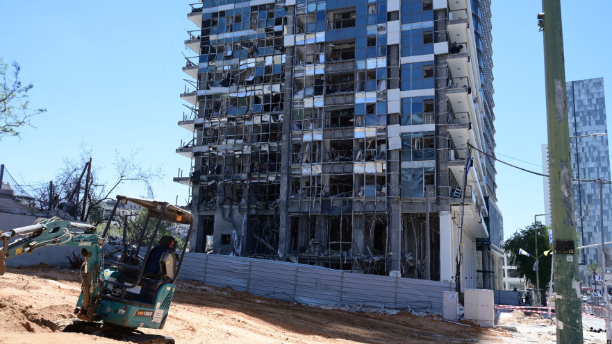 עבודות סביב בניין שנפגע מטיל ברמת גן