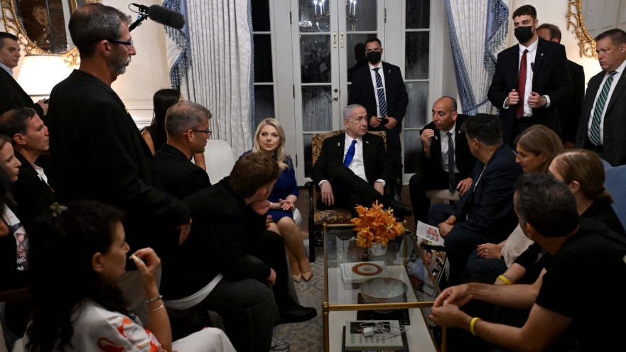 בנימין ושרה נתניהו נפגשים עם משפחות חטופים