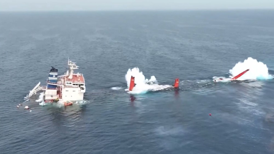 אחת מהספינות בעת הטביעה