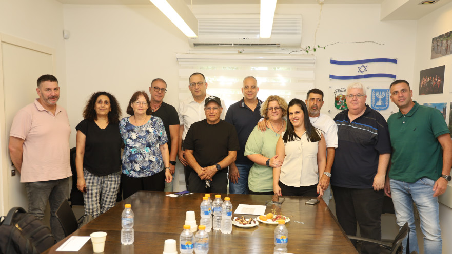 קוניק עם העובדים שבתיהם נפגעו בתקיפה מאיראן